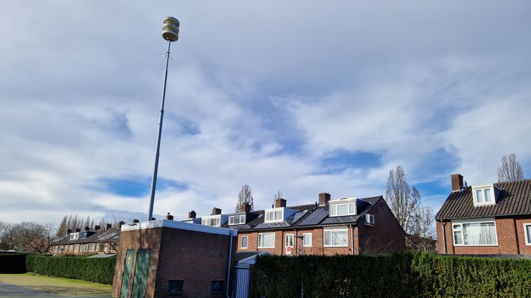 Het luchtalarm midden in de wijk ‘Bazeldonk’ in Den Bosch (foto: Omroep Brabant). 