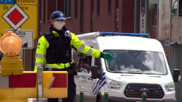 Belgen die in Putte willen winkelen worden bij de grens tegengehouden. (Foto: Erik Peeters)