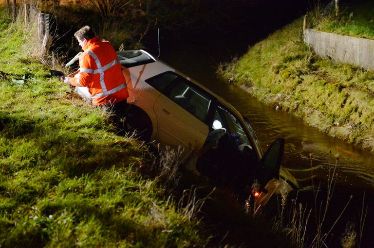 Een berger haalde de auto uit de sloot (foto: Perry Roovers/SQ Vision).