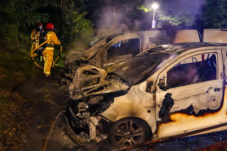 Van de auto's aan het Maurickplantsoen in Helmond bleef weinig over (foto: Harrie Grijseels/SQ Vision).