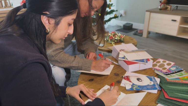 Alyshia en Anita aan het schrijven (foto: Jan Peels)