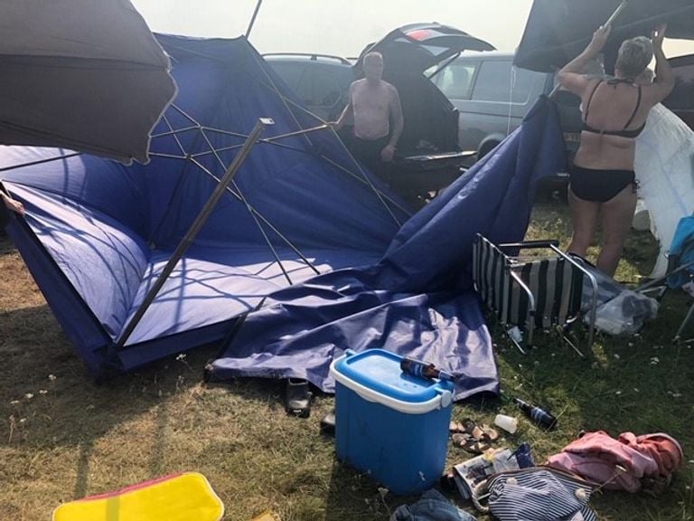 De partytent overleefde het niet (foto: Hans de Graaff)