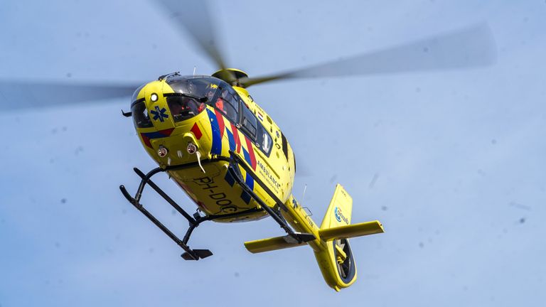 Vanwege de ernst van de situatie in Oss kwam een traumaheli naar het Heschepad (foto: Gabor Heeres/SQ Vision).