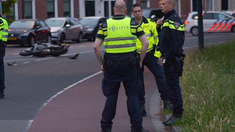 De politie doet onderzoek naar de crash van de motorrijder (foto: Perry Roovers/SQ Vision).