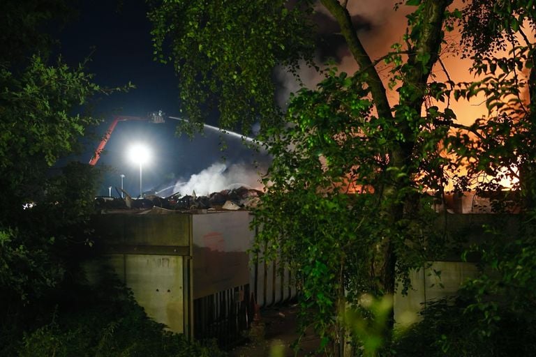 De brandweer bestrijdt het vuur onder meer vanuit een hoogwerker (foto: Sander van Gils/SQ Vision).