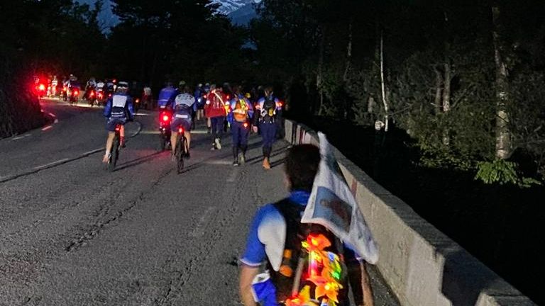 Het vertrek in alle vroegte van de wandelaars en fietsers. 