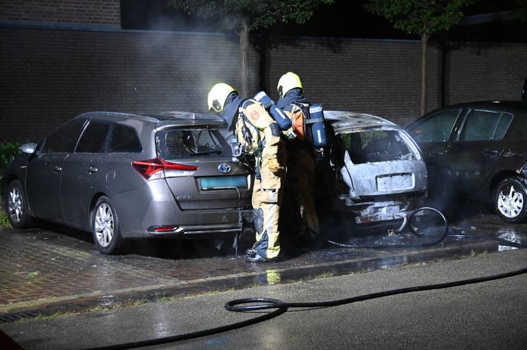 Onder meer een taxi werd getroffen (foto: Perry Roovers/SQ Vision).