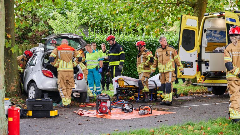 Vanwege het ongeluk op de Lange Bunder in Bavel werden diverse hulpverleners opgeroepen (foto: Tom van der Put/SQ Vision).