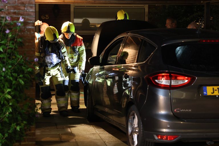 Vanwege de autobrand in Boxtel werd de brandweer ingeschakeld (foto: Sander van Gils/SQ Vision).