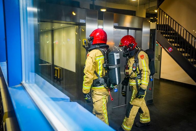 De brandweer deed in het gebouw onderzoek (foto: SQ Vision).