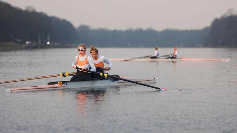 Noortje Wilms met Ymkje Clevering. (Foto: Susanne Ottenheym voor TeamNL Roeien)