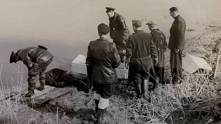 Politiemannen en vrijwilligers bergen slachtoffers in het rampgebied (Foto: Heemkundekring Nieuw-Vossemeer).