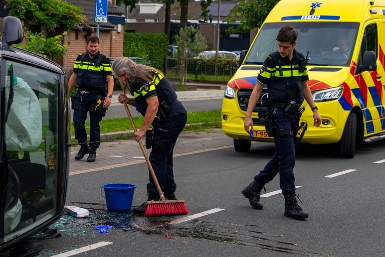 De auto van de vrouw raakte bij het kantelen flink beschadigd (foto: Gabor Heeres/SQ Vision).