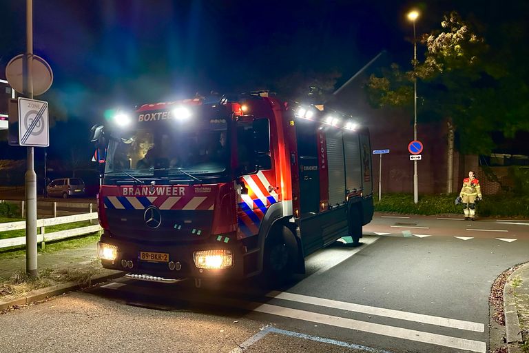 De brand woedde op de hoek van de Van Leeuwenstraat met de Parallelweg Noord in Boxtel (foto: Sander van Gils/SQ Vision).