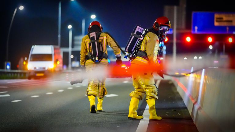 Vanwege de gedumpte bestelbus vol drugsafval werd het viaduct in Eindhoven volledig afgesloten voor het verkeer (foto: Sem van Rijssel/SQ Vision).