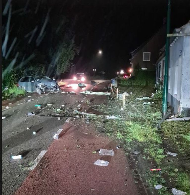 De gestolen auto crashte in Gilze (foto: Instagram verkeerspolitie Zeeland-West-Brabant).