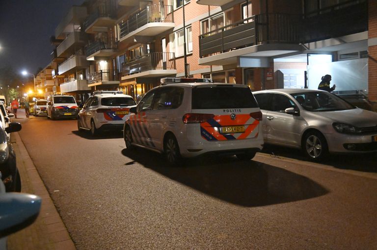 Meerdere politieauto's bij het appartementencomplex aan de Nieuwe Dieststraat in Breda (foto: Perry Roovers/SQ Vision).