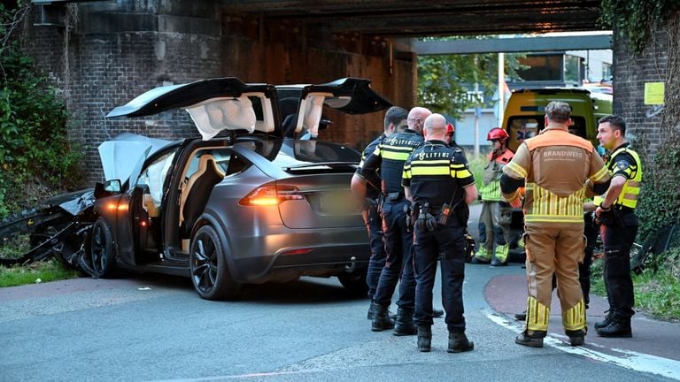 Hulpverleners kijken toe (foto: Toby de Kort/SQ Vision Mediaprodukties).