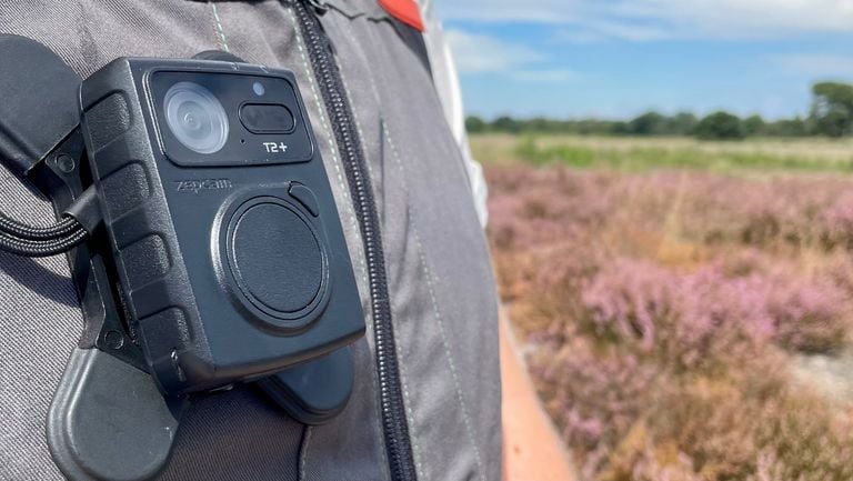 De bodycam is duidelijk zichtbaar (foto: Erik Peeters)