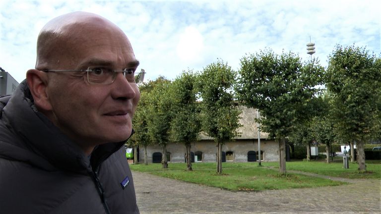 Dorpsraadvoorzitter Jean Nijssen bij de het luchtalarm naast de kinderopvang. (foto: Raoul Cartens)