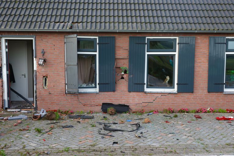 De bewoners zijn uit hun huis gehaald en mogen niet terug voordat het huis door een bouwkundige is onderzocht (foto: Sander van Gils/SQ Vision).