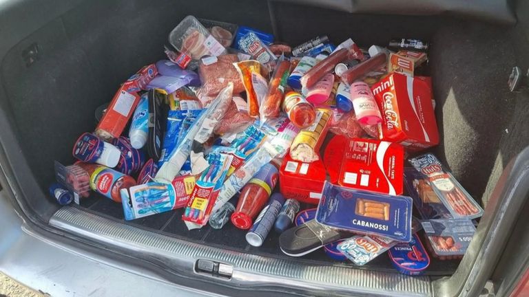 In de auto van het trio lag voor vijfhonderd euro aan boodschappen (foto: wijkagent Oss).