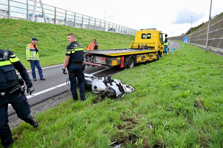 De motor die bij een afrit op de snelweg A16 van de weg raakte (foto: Tom van der Put/SQ Vision).