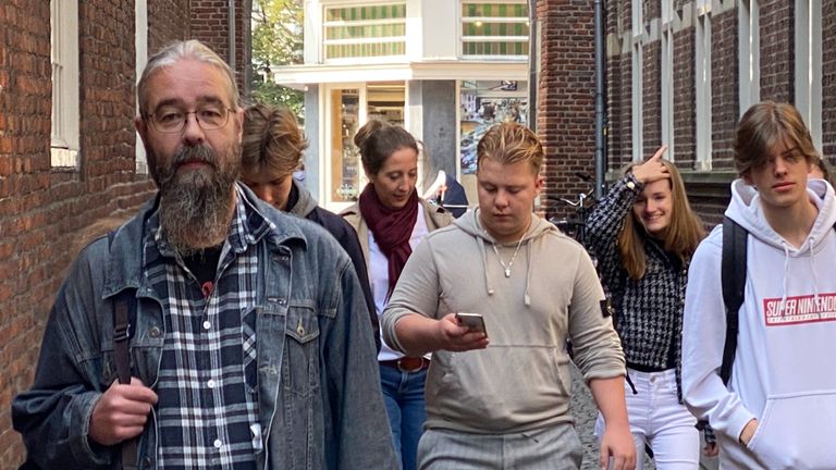 Voormalig dakloze Stefan loopt met groep studenten door binnenstad Den Bosch (foto: Jan  Peels)