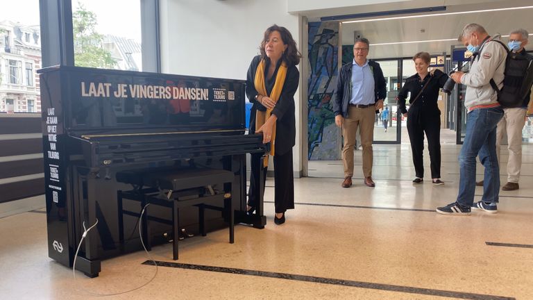 Marcelle Hendrickx onthult de piano, raadsleden Gimbrère en Mieris kijken toe. (Foto: Julia Meijer/Omroep Tilburg)