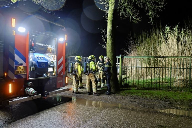 De brandweer was snel klaar met de stapel houtafval (foto: Saskia Kusters/SQ Vision).