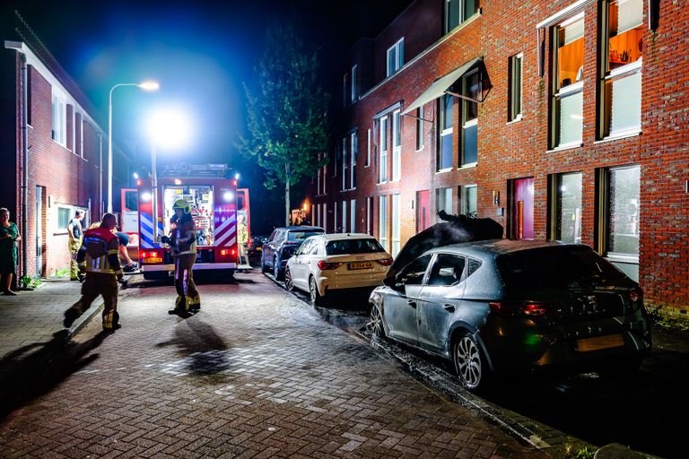 De brandweer was snel aanwezig, maar kon niet voorkomen dat de auto verloren ging (foto: Jack Brekelmans/.SQ Vision).