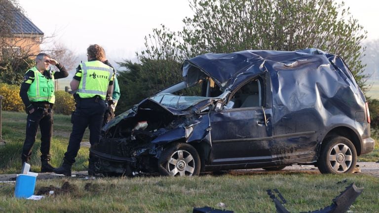 Van de auto bleef na de crash op de Schijndelsedijk bij Boxtel weinig over (foto: Sander van Gils/SQ Vision).