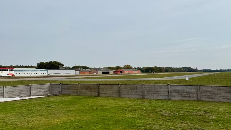 De achtertuin ligt in het verlengde van de landingsbaan (foto: Erik Peeters)