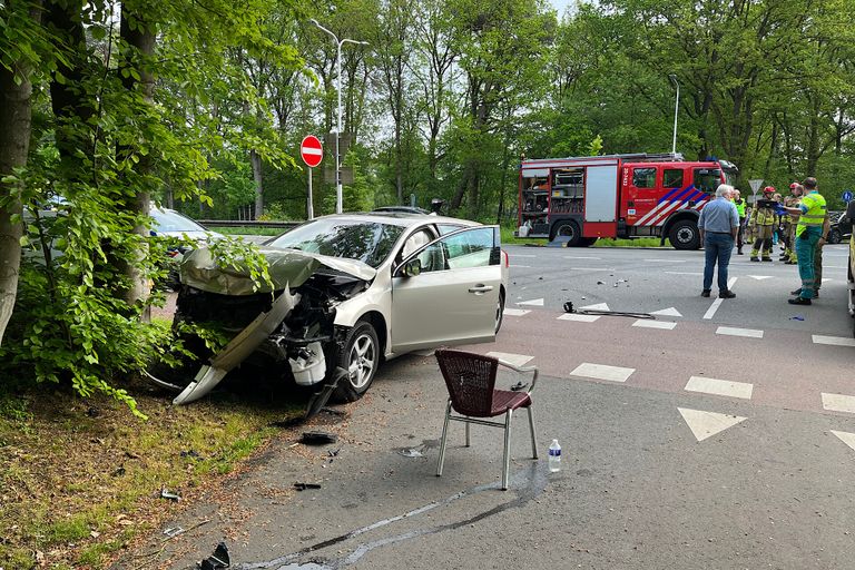 Een auto kwam na de botsing in Rijen tegen een boom tot stilstand (foto: Jeroen Stuve/SQ Vision).