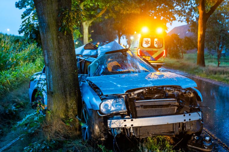 Van de auto bleef na de botsing op de Vlosbergweg in Asten-Heusden weinig over (foto: Dave Hendriks/SQ Vision).