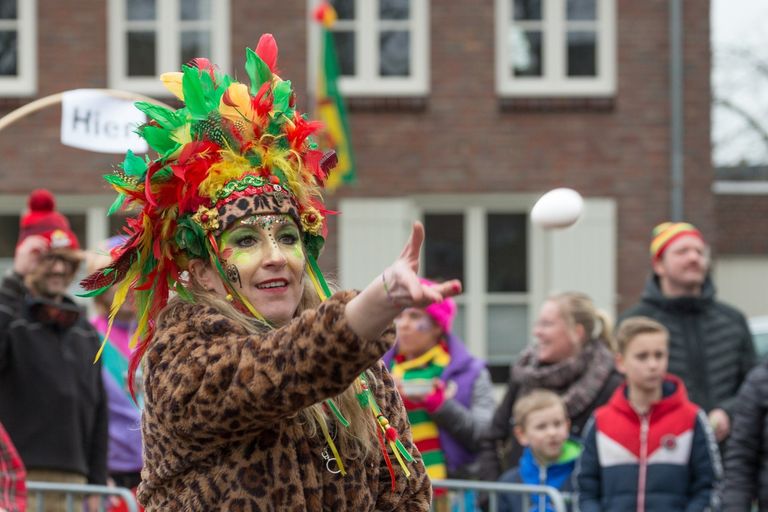 eieren gaan van hier nor daor (Foto: carnavalsvereniging de Huibuuke)