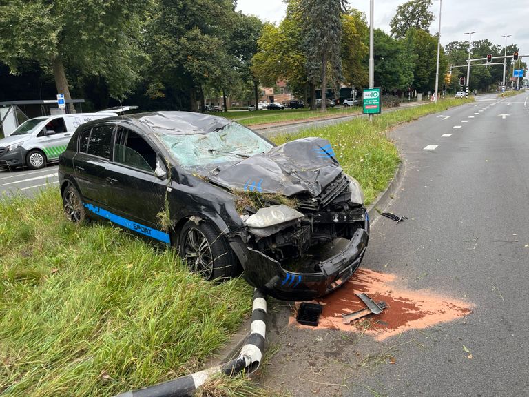 Een van de auto's was fors beschadigd  (foto: SQ Vision/Jeroen Stuve).