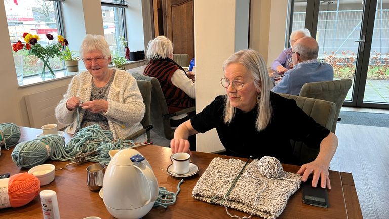 Ouderen zijn aan het breien en kaarten in het zorgbuurthuis (foto: Megan Hanegraaf)