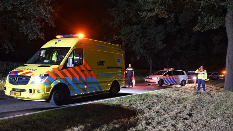 De bestuurder van de taxi is na de aanrijding naar een ziekenhuis gebracht (foto: Toby de Kort/SQ Vision).