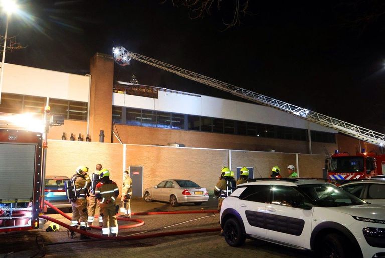 Vanwege de brand werd de sporthal ontruimd (foto: Bart Meesters).