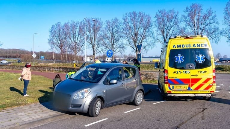 Het ongeluk gebeurde op de kruising van de Vimmerik met de Spoorlaan in Nieuwkuijk (foto: Iwan van Dun/SQ Vision).