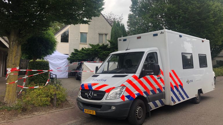 De politie is bezig met onderzoek in en rondom het huis (foto: Omroep Brabant)