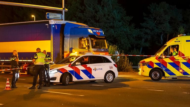 De kruising waar de botsing plaatsvond, werd lange tijd afgesloten (foto: Gabor Heeres/SQ Vision).