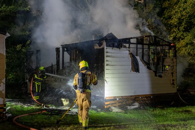 Hoe de brand op camping Het Genieten in Kaatsheuvel kon uitbreken, wordt onderzocht (foto: Iwan van Dun/SQ Vision).