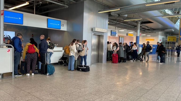 Eindhoven Airport op de eerste dag van de meivakantie