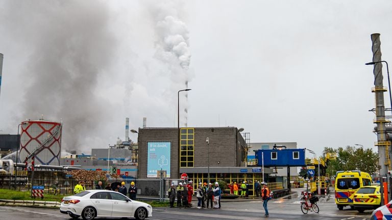 Dikke rookwolken trokken over plaatsen in de buurt (foto: ANP).