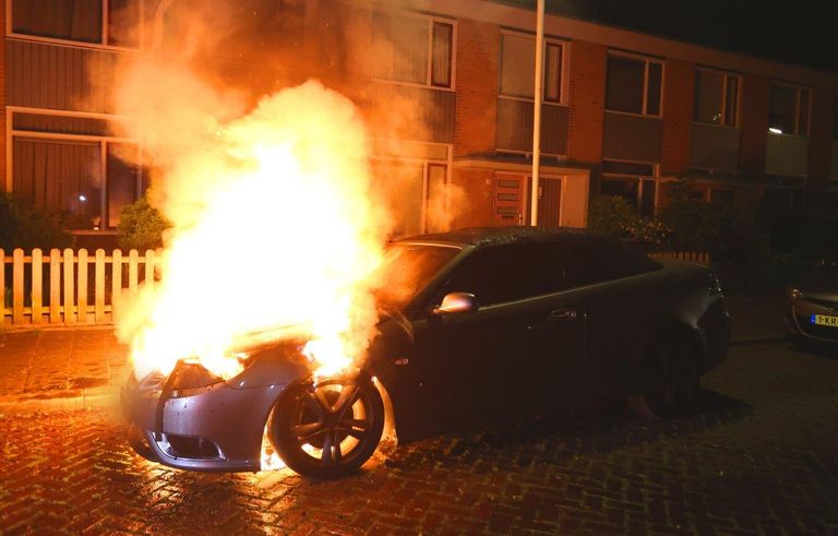 De brand zou begonnen zijn bij het rechtervoorwiel van de auto aan de Otto Copesstraat in Den Bosch (foto: Bart Meesters).