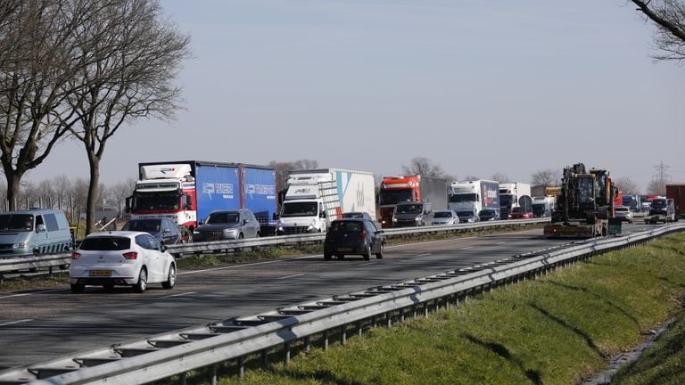 Na de afsluiting van de rijstrook op de A58 bij Heerle ontstond een file (foto: Christian Traets/SQ Vision).