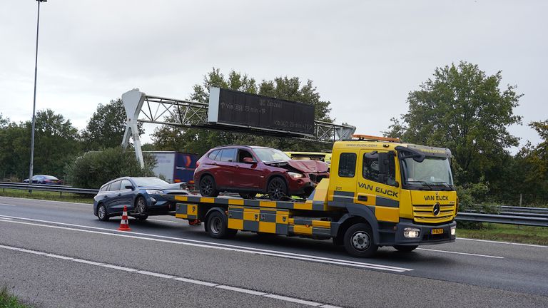 Een bergingsbedrijf takelde auto's na de botsing op de A58 bij Bavel (foto: Jeroen Stuve/SQ Vision).