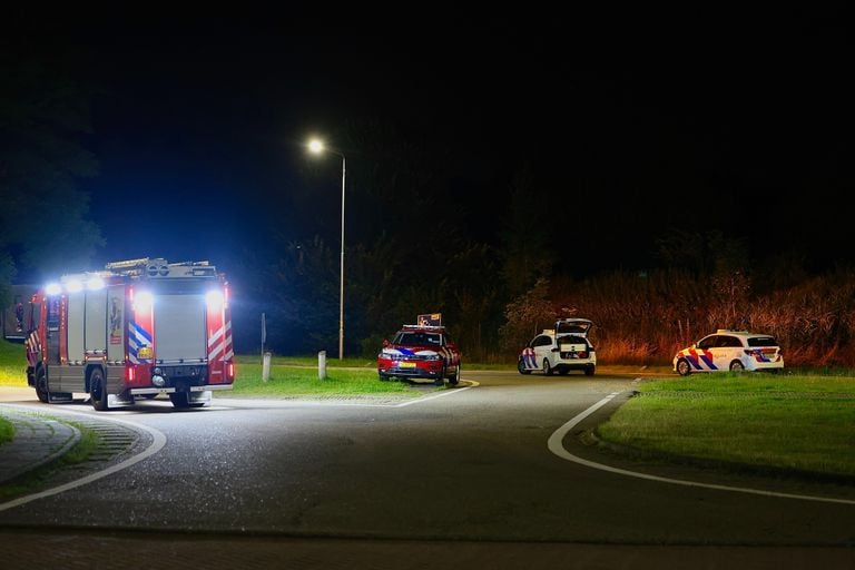 Diverse hulpdiensten werden opgeroepen vanwege het mogelijke gaslek langs de A2 bij Liempde (foto: Sander van Gils/SQ Vision).